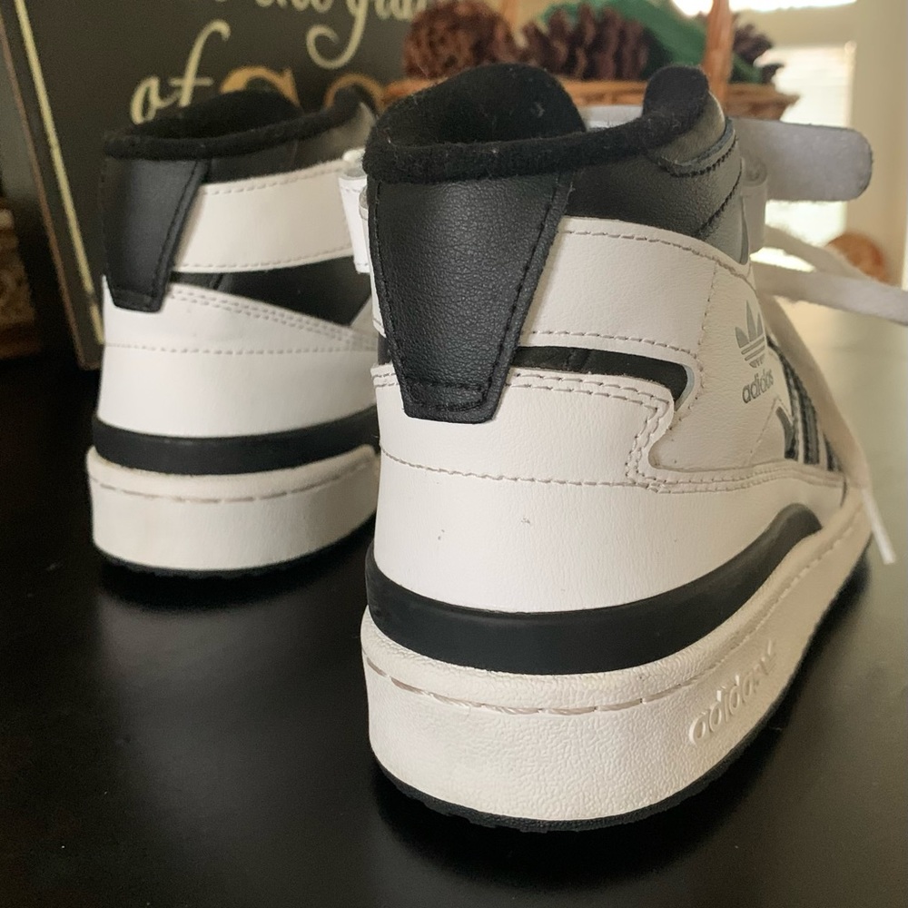 ADiDAS Shoes-Size 6.5 - Picture 3 of 4